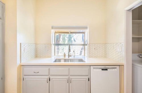 Oak Park House | Excellent Thousand Oaks 2BR, near Shopping, Dining & Bars, by Blueground