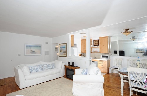 Eastern Malibu Apartment | Exclusive Oceanfront Cottage on Dry Sandy Carbon Beach - Seal