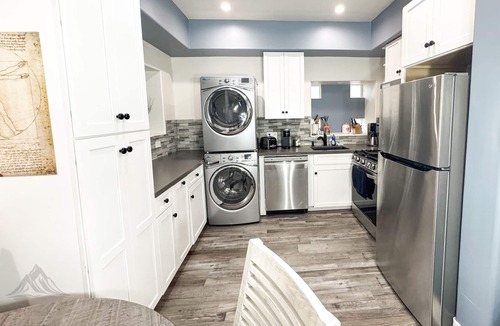 Thousand Oaks House | Exclusive Retreat Just 5 Minutes from All Your Essentials