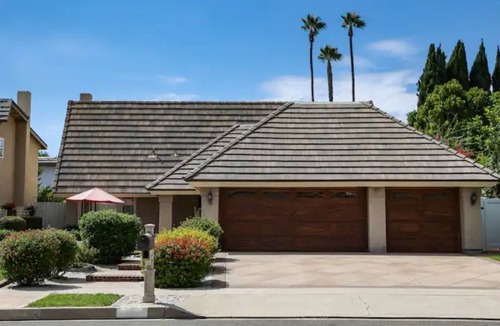 El Camino Real House | Executive Contemporary Home with two living rooms