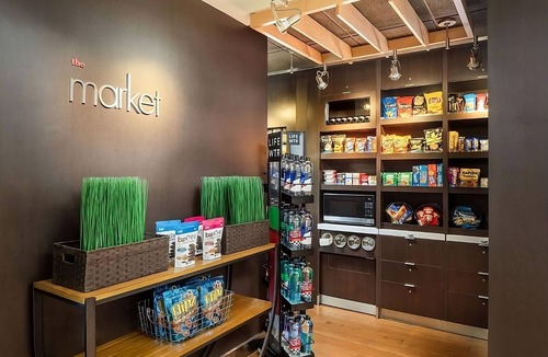 Laguna Hills Hotel | Experience Family Hotel, Seasonal Outdoor Pool in Laguna Hills, Pets are Allowed