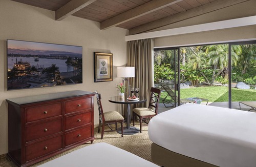 Central Mission Beach Hostel | Experience Soothing Moments & Luxury! 3 Family-friendly Units, Pets Allowed