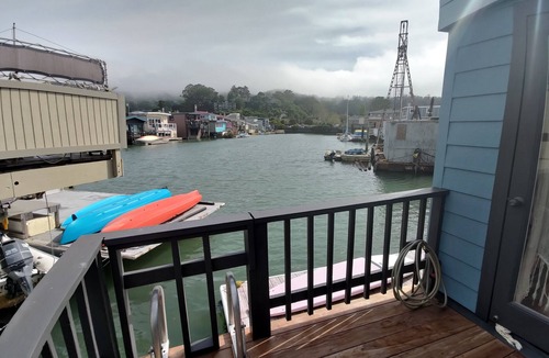 Bay Area Boat Rental | Experience the unique floating home community of Sausalito!