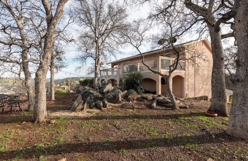 Copperopolis House | Explore natures retreat with amazing views of Lake Tulloch and close to Yosemite