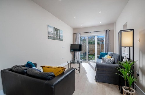 West Finchley Apartment | Exquisite 4Bedroom House 4 Contractors & Large Families with Private Garden, Fully Equipped Kitchen and Close Proximity to Train & Bus Stations