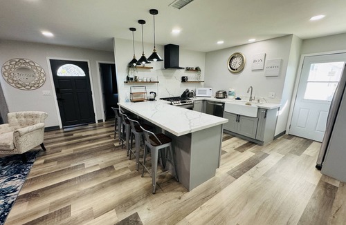 Fullerton House | Exquisite 5BR Staycation Home close to Knott's Berry Farm and Disneyland
