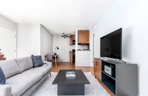 Sherman Oaks Apartment | Exquisite Sherman Oaks 1BR w/Pool, Gym, BBQ, near TJ + WF, by Blueground
