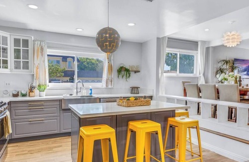 Seaside House | Exquisitely Designed Outstanding Torrance Home Walk to shopping mall