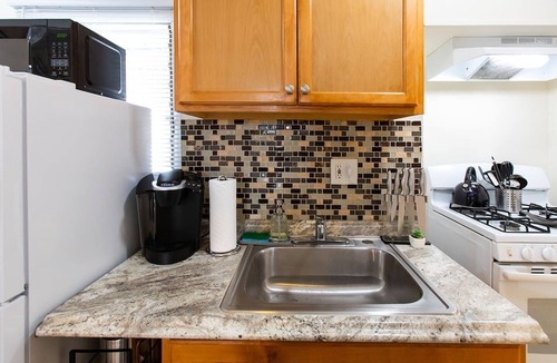 Somerset Apartment | EXTENDED STAY - Cozy Cottage w Laundry, Parking & Fast WiFi