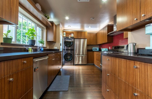 Belmont Heights House | Extended stay Family home - sun room, private deck, chefs kitchen 5 min to beach