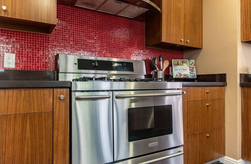 Belmont Heights House | Extended stay Family home - sun room, private deck, chefs kitchen 5 min to beach