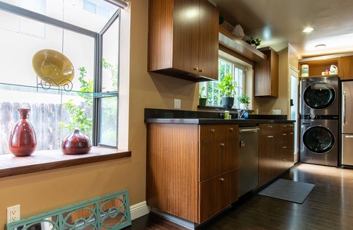 Belmont Heights House | Extended stay Family home - sun room, private deck, chefs kitchen 5 min to beach
