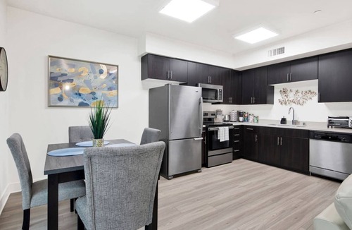 Moorpark Apartment | Extended Stay - Luxury Walk to Americana w Parking