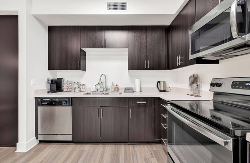 Moorpark Apartment | Extended Stay Walk to Americana | Close to Studios