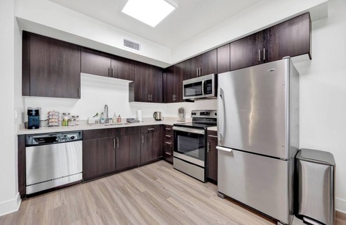 Moorpark Apartment | Extended Stay Walk to Americana | Close to Studios