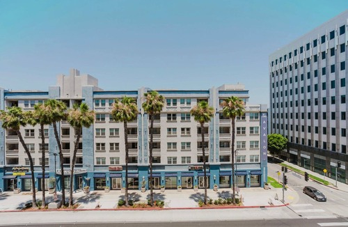 Mid-Wilshire Apartment | Fab Mid-Wilshire Studio w/Gym & Roof Lounge, nr Dining, by Blueground