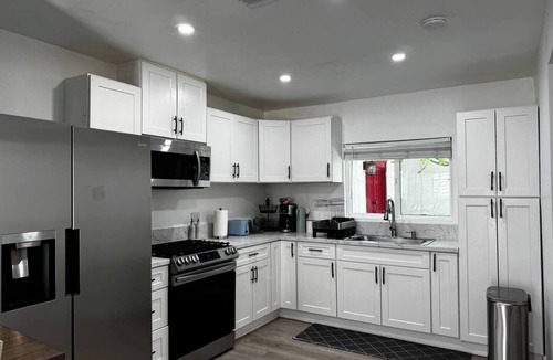 Porter Ranch House | Fabulous 2-bedroom house in Los Angeles