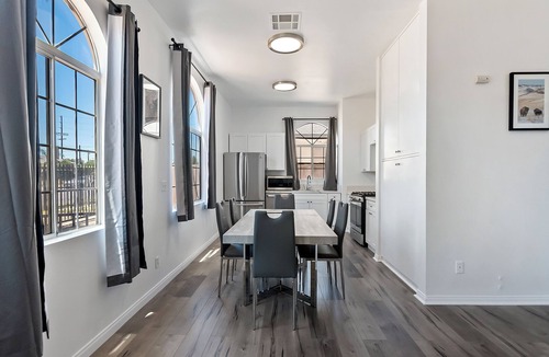 NoHo Arts District Apartment | Fabulous 3-bedroom 2-bath unit centrally located near Universal/Hollywood for 6+
