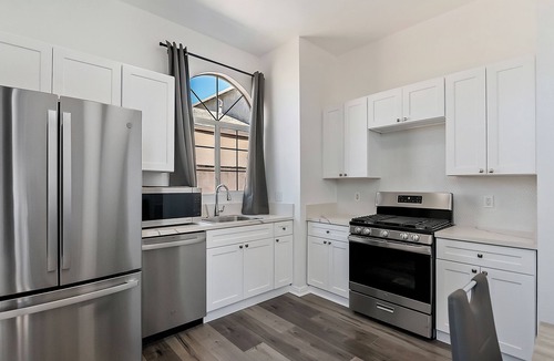 NoHo Arts District Apartment | Fabulous 3-bedroom 2-bath unit centrally located near Universal/Hollywood for 6+