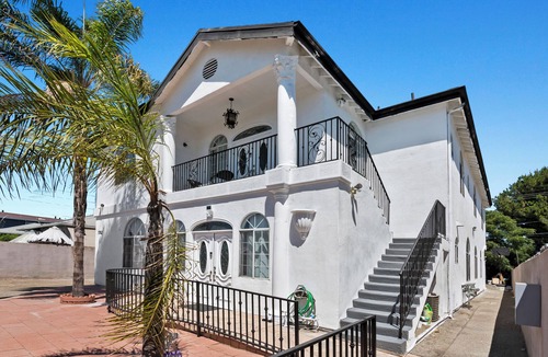 NoHo Arts District Apartment | Fabulous 3-bedroom 2-bath unit centrally located near Universal/Hollywood for 6+