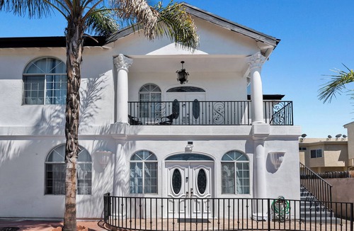 NoHo Arts District Apartment | Fabulous 3-bedroom 2-bath unit centrally located near Universal/Hollywood for 6+