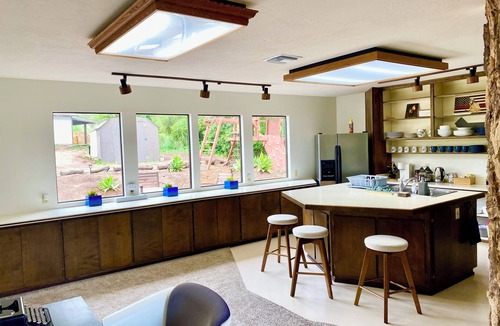 North Ridge House | Faithful Oak 4 acre rustic ranch mountain view 3BR + Loft 1 King + 3 queen beds