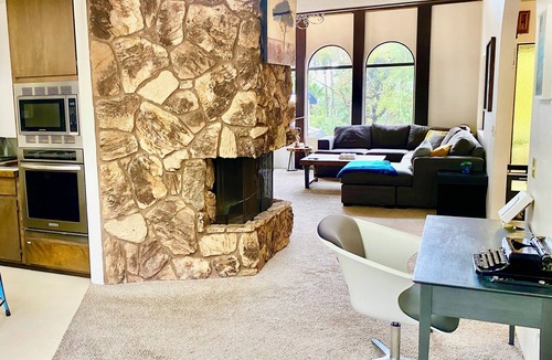 North Ridge House | Faithful Oak 4 acre rustic ranch mountain view 3BR + Loft 1 King + 3 queen beds