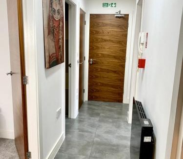 Smethwick Apartment | Falcon Crest Lodge - 2BR-Sleeps 7 - Free Parking - Wi-Fi