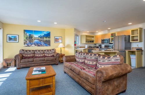Yosemite National Park House | Falcons Nest (Downstairs)