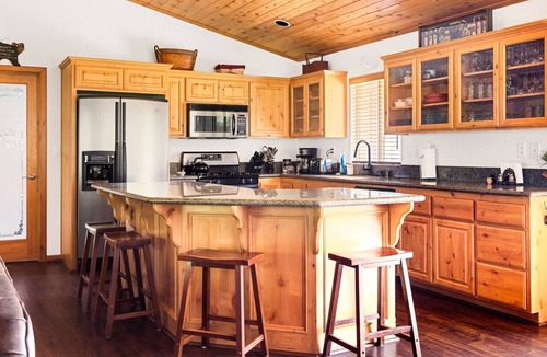 Castle Glen Estates Cabin | Fallen Leaf Hideaway Castle Estate + Games