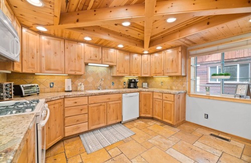Peter Pan Cabin | Families love! Close to Slopes, Lake, Trails & All