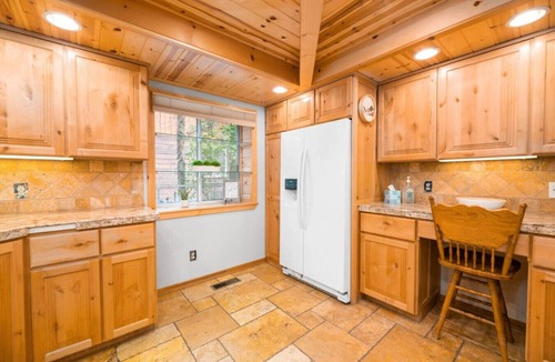 Peter Pan Cabin | Families love! Close to Slopes, Lake, Trails & All