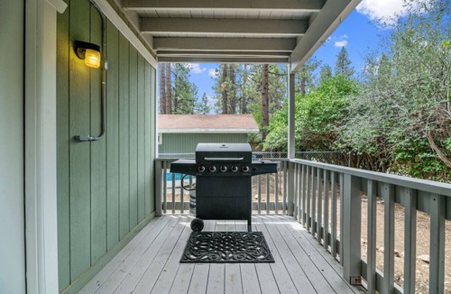 Peter Pan Cabin | Families love! Close to Slopes, Lake, Trails & All