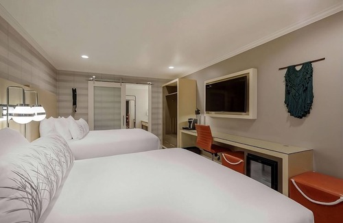Southeast Torrance House | Family and Friends Getaway! Four Sleek Units, Relaxing patio, Gym, Free Parking