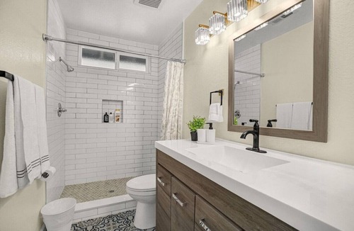 Rialto House | Family Friendly 3 Bedroom House in Rialto