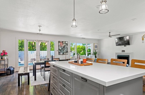 San Rafael House | Family Friendly 3bed,2bath close to Sonoma Wine country, pool, hottub.