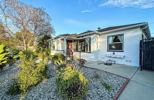 Encino House | Family-Friendly 3BR with Backyard - Hal1