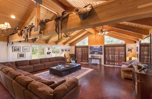 Mariposa Cabin | Family Lodge Near Yosemite – Pool, Hot Tub, Game Room, Sleeps 16 + Ponies!