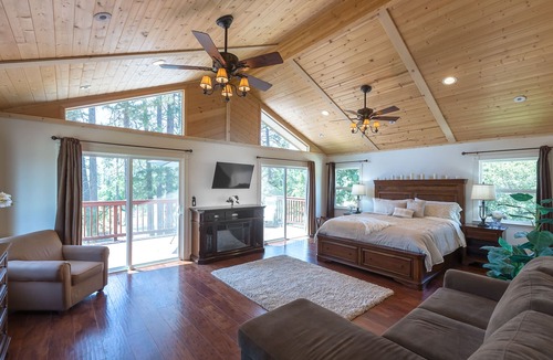 Mariposa Cabin | Family Lodge Near Yosemite – Pool, Hot Tub, Game Room, Sleeps 16 + Ponies!