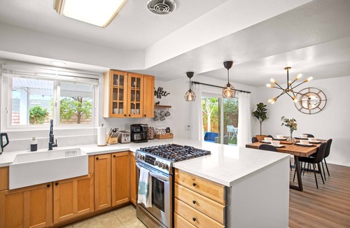 Estates at Canyon Crest House | FAMILY POOL HOME/3-BDR/KING BED/Sleeps 10/Game Room/Arcade/near UCR
