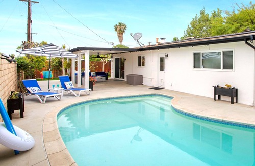 Estates at Canyon Crest House | FAMILY POOL HOME/3-BDR/KING BED/Sleeps 10/Game Room/Arcade/near UCR