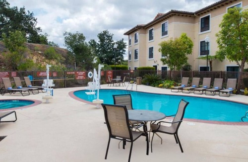 Thousand Oaks House | Family Reunion Lodging! 3 Units w/Full Kitchens