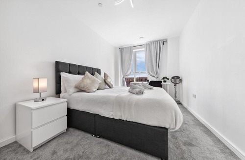 Gascoigne Apartment | Fantastic 2 bed Flat with view IG11