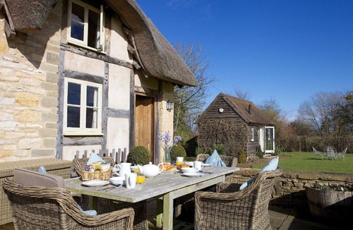 Pershore Cottage | Field Cottage is a picture-book thatched cottage with many period features