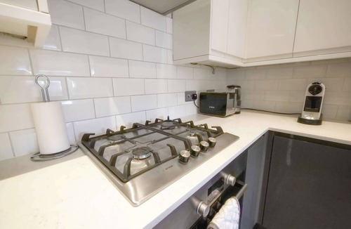 Finchley Church End Apartment | Finchley Central 3BR Flat + Private Garden