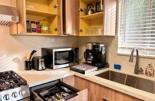 Mid Central House | [Fire/Flood Support] 3-bedroom Modern Luxury House in Central Pasadena