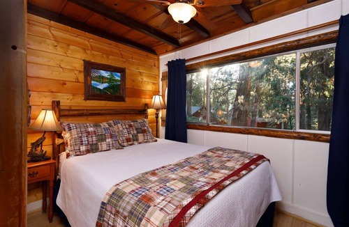 Twin Peaks Hotel | Fisherman's Hideaway - Two Bedroom | Two Beds | Full Bathroom | Sleeps Five