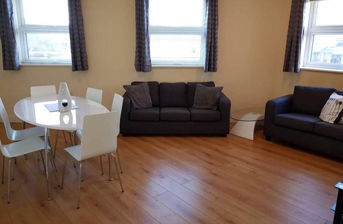 Southampton Apartment | Flat 10 Roomy Apt, close to Hospital, Ships & Mayflower