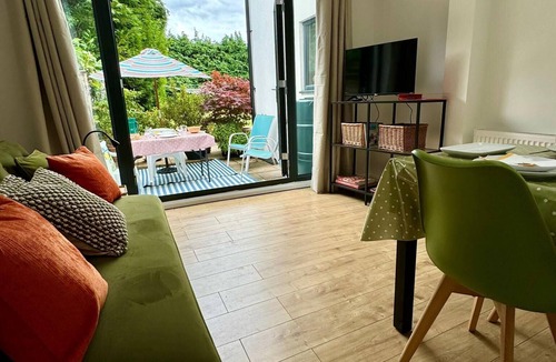 Wooburn Moor Apartment | Flat Beaconsfield Bucks UK w/patio & free parking sleeps 4