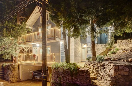 Twin Peaks Cabin | Forest Getaway with Plenty Parking